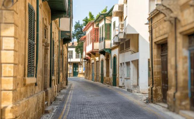 Nicosia Municipality buys two buildings in historic centre to accommodate students