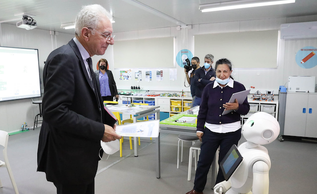 Education minister praises tech innovations as he meets robots